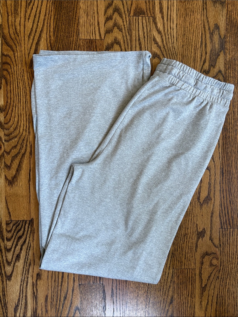 NWOT Vuori women’s Halo Essential Wideleg Pant, color pale grey heather, size M